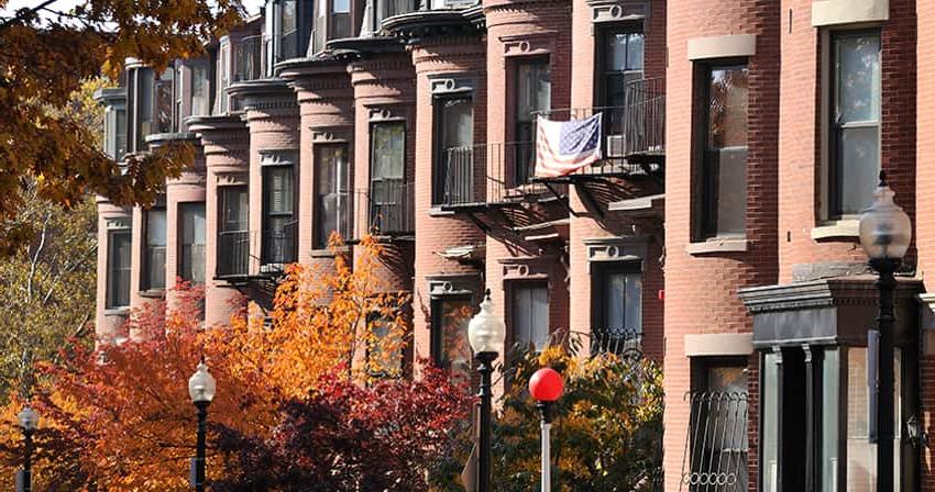 A row of brick Victorian houses 在波士顿's South End neighborhood